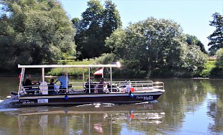 Die Weserfähre "Flotte Holli" gleitet über die Wasseroberfläche ans andere Ufer. Tausende Besucher hat sie so während der Brückensperrung transportiert. - David Schellenberg Die Weserfähre "Flotte Holli" gleitet über die Wasseroberfläche ans andere Ufer. Tausende Besucher hat sie so während der Brückensperrung transportiert. - David Schellenberg