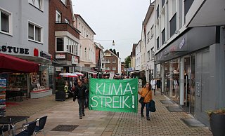 Statt Einkauf Protest. Die Demonstranten zogen über die Lange Straße in Lübbecke. - Felix Schwien Statt Einkauf Protest. Die Demonstranten zogen über die Lange Straße in Lübbecke. - Felix Schwien