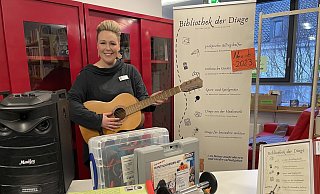 Die Gitarre, die Mareike Koch in den Händen hält, kann man in der Sadtbücherei ausleihen. Aber auch die anderen Dinge, wie die Karaoke-Maschine, das Energiespargerät, den Hesherball, das Hantelscheiben-Set, die beliebten "Kekzhörer" oder den Lesebär auf dem Foto. - Elke Niedringhaus-Haasper Die Gitarre, die Mareike Koch in den Händen hält, kann man in der Sadtbücherei ausleihen. Aber auch die anderen Dinge, wie die Karaoke-Maschine, das Energiespargerät, den Hesherball, das Hantelscheiben-Set, die beliebten "Kekzhörer" oder den Lesebär auf dem Foto. - Elke Niedringhaus-Haasper