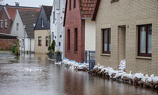 Nicht selten bedroht das Hochwasser ganze Straßenzüge. Die Gebäudeschäden können beträchtlich sein. - dpa Nicht selten bedroht das Hochwasser ganze Straßenzüge. Die Gebäudeschäden können beträchtlich sein. - dpa