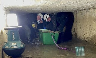 Sieben Freiwillige haben in Erkeln einen blockierten Kanal freigeräumt. Der verrohrte Bachlauf war von Bruchsteinen verstopft. In einer Wanne transportierten die Männer die Brocken ans Tageslicht. - Manuela Puls Sieben Freiwillige haben in Erkeln einen blockierten Kanal freigeräumt. Der verrohrte Bachlauf war von Bruchsteinen verstopft. In einer Wanne transportierten die Männer die Brocken ans Tageslicht. - Manuela Puls