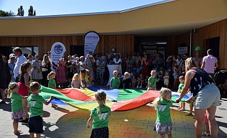 52 Kinder werden in der neuen Kita betreut. Bei der offiziellen Eröffnung waren auch die Kleinsten mit dabei. - Anja Ebner 52 Kinder werden in der neuen Kita betreut. Bei der offiziellen Eröffnung waren auch die Kleinsten mit dabei. - Anja Ebner