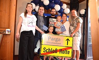 Angelika und Dimitrios Kaskanis wandern aus: Enkelin Mia, Sohn Petros, Tochter Vivi, Enkelin Sophia und Vivis Mann Matthias (v. l.) fällt der Abschied schwer. - Karin Prignitz Angelika und Dimitrios Kaskanis wandern aus: Enkelin Mia, Sohn Petros, Tochter Vivi, Enkelin Sophia und Vivis Mann Matthias (v. l.) fällt der Abschied schwer. - Karin Prignitz