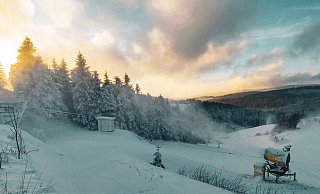 Schneekanonen sind in Winterberg im Einsatz. Aber es fällt derzeit auch echter Schnee. - Niklas Hinz/Skiliftkarussell Winterberg/dpa Schneekanonen sind in Winterberg im Einsatz. Aber es fällt derzeit auch echter Schnee. - Niklas Hinz/Skiliftkarussell Winterberg/dpa