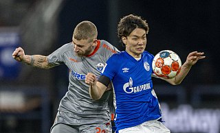Am 18. Februar 2022 gastierte der SC Paderborn um Stürmer Felix Platte (l.), hier im Duell gegen Ko Itakura, zum bis dato letzten Mal auf Schalke. Der SCP verlor 0:2 und ist nun am 9. März erneut in der Veltins-Arena im Einsatz. - picture alliance/dpa Am 18. Februar 2022 gastierte der SC Paderborn um Stürmer Felix Platte (l.), hier im Duell gegen Ko Itakura, zum bis dato letzten Mal auf Schalke. Der SCP verlor 0:2 und ist nun am 9. März erneut in der Veltins-Arena im Einsatz. - picture alliance/dpa
