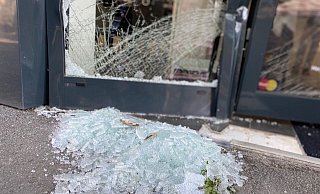 Der Randalierer warf mehrere Werbeaufsteller in verschiedene Schaufenster am Niederwall. - Christian Bröder Der Randalierer warf mehrere Werbeaufsteller in verschiedene Schaufenster am Niederwall. - Christian Bröder