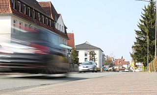 Auf der Herforder Straße gelingt es der Polizei, den Autofahrer anzuhalten. - Florian Weyand Auf der Herforder Straße gelingt es der Polizei, den Autofahrer anzuhalten. - Florian Weyand