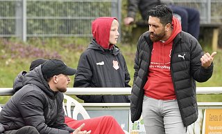Theesens Trainer Engin Acar (r.) fragte sich zuletzt häufiger, warum es nicht so gut läuft auf dem Platz. - Peter Unger Theesens Trainer Engin Acar (r.) fragte sich zuletzt häufiger, warum es nicht so gut läuft auf dem Platz. - Peter Unger