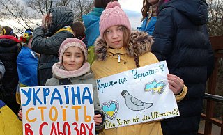 Emeliy (links) trägt das selbstgemalte Plakat Die Ukraine steht in Tränen und Diana beteuert Die Krim ist die Ukraine. - Edwin Rekate Emeliy (links) trägt das selbstgemalte Plakat Die Ukraine steht in Tränen und Diana beteuert Die Krim ist die Ukraine. - Edwin Rekate