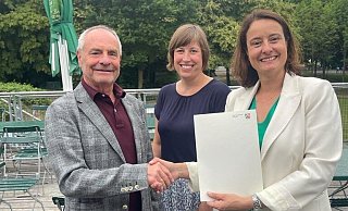 Diethelm Krause (Präsident des KSB Paderborn, v. l.) und Lisa Frintrup (Vorstandsvorsitzende des KSB Paderborn) bekommen von Anna Katharina Bölling (Regierungspräsidentin im Regierungsbezirk Detmold) den Zuwendungsbescheid für das Förderprogramm Digitalisierung überreicht. - KSB Paderborn Diethelm Krause (Präsident des KSB Paderborn, v. l.) und Lisa Frintrup (Vorstandsvorsitzende des KSB Paderborn) bekommen von Anna Katharina Bölling (Regierungspräsidentin im Regierungsbezirk Detmold) den Zuwendungsbescheid für das Förderprogramm Digitalisierung überreicht. - KSB Paderborn