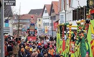 Dicht gedrängt stehen Besucher an vielen Stellen der Delbrücker Innenstadt während der Umzüge am Sonntag und Montag. - Regina Brucksch Dicht gedrängt stehen Besucher an vielen Stellen der Delbrücker Innenstadt während der Umzüge am Sonntag und Montag. - Regina Brucksch