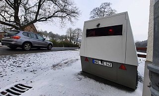 Hat gut zu tun: Einer der neuen mobilen Blitzer im Kreis Höxter - hier auf der Bundesstraße 239 in Höhe des Gasthofes Struck in Brenkhausen. - David Schellenberg Hat gut zu tun: Einer der neuen mobilen Blitzer im Kreis Höxter - hier auf der Bundesstraße 239 in Höhe des Gasthofes Struck in Brenkhausen. - David Schellenberg