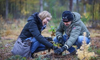 Viktoria Bolloff und Pablo Wegner haben fleißig Klimapunkte gesammelt und dürfen dafür nun ein Bäumchen pflanzen. - Sarah Jonek Fotografie Viktoria Bolloff und Pablo Wegner haben fleißig Klimapunkte gesammelt und dürfen dafür nun ein Bäumchen pflanzen. - Sarah Jonek Fotografie