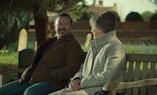 Tony (Ricky Gervais) und Anne (Penelope Wilton) lernen sich in After Life auf dem Friedhof kennen. - Netflix Tony (Ricky Gervais) und Anne (Penelope Wilton) lernen sich in After Life auf dem Friedhof kennen. - Netflix