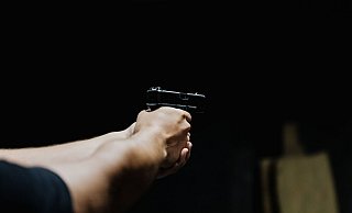 Der unbekannte Täter bedrohte den Tankstellenmitarbeiter mit einer Schusswaffe. - pexels (Symbolfoto) Der unbekannte Täter bedrohte den Tankstellenmitarbeiter mit einer Schusswaffe. - pexels (Symbolfoto)