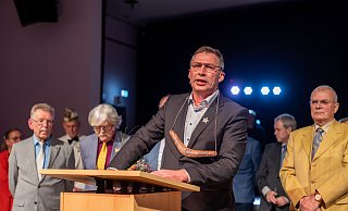 Die Herren des MGV Liederkranz sind die Preisträger des diesjährigen Bumerangordens der StKG. Antonius Schriegel nahm die Auszeichnung entgegen. - StKG Die Herren des MGV Liederkranz sind die Preisträger des diesjährigen Bumerangordens der StKG. Antonius Schriegel nahm die Auszeichnung entgegen. - StKG
