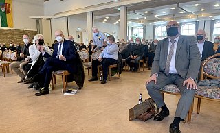 Bernhard Hoppe-Biermeyer (l.) freut sich bei Verkündung des Ergebnisses sichtlich über seine erneute Nominierung als CDU-Direktkandidat für das Paderborner Land bei der kommenden Landtagswahl. Mitbewerber Udo Neisens (r.) nimmt die Niederlage gefasst hin. - Jens Reddeker Bernhard Hoppe-Biermeyer (l.) freut sich bei Verkündung des Ergebnisses sichtlich über seine erneute Nominierung als CDU-Direktkandidat für das Paderborner Land bei der kommenden Landtagswahl. Mitbewerber Udo Neisens (r.) nimmt die Niederlage gefasst hin. - Jens Reddeker