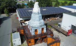 Der 16 Meter hohe Fels ist testweise schon einmal in einem Industriegebiet in Rheda-Wiedenbrück aufgebaut worden. Die Dimensionen sind auch ohne festlichen Glanz beeindruckend. - Eike J. Horstmann Der 16 Meter hohe Fels ist testweise schon einmal in einem Industriegebiet in Rheda-Wiedenbrück aufgebaut worden. Die Dimensionen sind auch ohne festlichen Glanz beeindruckend. - Eike J. Horstmann