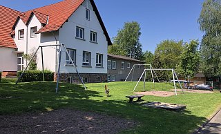 Der Spielplatz an der Grubestraße in Amelunxen liegt in der Dorfmitte und ist bereits 2016 aufgewertet worden. Auf der freien Fläche (links im Bild) könnte der Spielturm Platz finden. - Nicole Fischer Der Spielplatz an der Grubestraße in Amelunxen liegt in der Dorfmitte und ist bereits 2016 aufgewertet worden. Auf der freien Fläche (links im Bild) könnte der Spielturm Platz finden. - Nicole Fischer