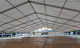 Aktuell wird auf dem Schützenplatz das große Festzelt der Oktoberwoche aufgebaut. - Dieter Scholz Aktuell wird auf dem Schützenplatz das große Festzelt der Oktoberwoche aufgebaut. - Dieter Scholz