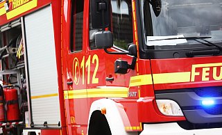 Sie sind groß, rot und manchmal blinken sie auch mit blauem Licht. Trotzdem hat ein Autofahrer jetzt eines der Bielefelder Feuerwehrfahrzeuge beschädigt. - Sarah Jonek Sie sind groß, rot und manchmal blinken sie auch mit blauem Licht. Trotzdem hat ein Autofahrer jetzt eines der Bielefelder Feuerwehrfahrzeuge beschädigt. - Sarah Jonek
