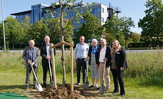 Landrat Christoph Rüther (Kreis Paderborn, v. l.), Heinz Thiele (Agentur für Arbeit Paderborn), Oliver König (KV Architektur), Barbara Schäfer (Jobcenter Kreis Paderborn), Martin König (KV Architektur), Agnes Kruse (Jobcenter Kreis Paderborn) pflanzen eine Buche. - Jobcenter Kreis Paderborn Landrat Christoph Rüther (Kreis Paderborn, v. l.), Heinz Thiele (Agentur für Arbeit Paderborn), Oliver König (KV Architektur), Barbara Schäfer (Jobcenter Kreis Paderborn), Martin König (KV Architektur), Agnes Kruse (Jobcenter Kreis Paderborn) pflanzen eine Buche. - Jobcenter Kreis Paderborn