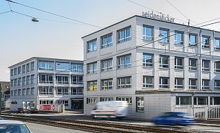 Früher Seidensticker, bald Standort eines neuen Gymnasiums: Der ehemalige Firmensitz des Textilherstellers befindet sich inzwischen im Besitz der Stadt. Die FDP will, dass dort noch ein zweites Gymnasium eingerichtet wird. - Joerg Dieckmann, www.dieckmann-fotodesign.de Früher Seidensticker, bald Standort eines neuen Gymnasiums: Der ehemalige Firmensitz des Textilherstellers befindet sich inzwischen im Besitz der Stadt. Die FDP will, dass dort noch ein zweites Gymnasium eingerichtet wird. - Joerg Dieckmann, www.dieckmann-fotodesign.de