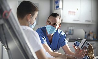 Die Kinderkrankenpflege unterscheidet sich stark von der Pflege von Erwachsenen. Simon Herfurth stellt sich im Kinderzentrum Bethel den Herausforderungen und kümmert sich um junge Patienten. - Mario Haase Die Kinderkrankenpflege unterscheidet sich stark von der Pflege von Erwachsenen. Simon Herfurth stellt sich im Kinderzentrum Bethel den Herausforderungen und kümmert sich um junge Patienten. - Mario Haase