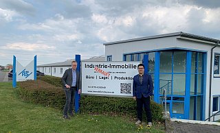 Das chinesische Unternehmen Sustgreen Tech, das Produkte für die Pharmaindustrie herstellt, wird sich in Büren niederlassen. Wirtschaftsförderer Michael Kubat begrüßt den Investor Ben Haoxi vor der ehemaligen Immobilie von ATS Kunststofftechnik. - Stadt Büren Das chinesische Unternehmen Sustgreen Tech, das Produkte für die Pharmaindustrie herstellt, wird sich in Büren niederlassen. Wirtschaftsförderer Michael Kubat begrüßt den Investor Ben Haoxi vor der ehemaligen Immobilie von ATS Kunststofftechnik. - Stadt Büren