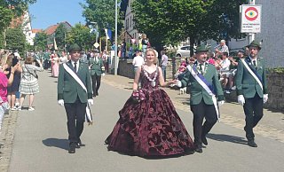 Pia Heise ist die erste Königin in dem Borgentreicher Ortsteil Muddenhagen. - Nicole Kuper Pia Heise ist die erste Königin in dem Borgentreicher Ortsteil Muddenhagen. - Nicole Kuper