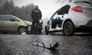 Auf der Brunnenstraße ist es zu einem Verkehrsunfall gekommen. Eine Frau konnte ihr Fahrzeug nicht selbstständig verlassen. - Felix Eisele Auf der Brunnenstraße ist es zu einem Verkehrsunfall gekommen. Eine Frau konnte ihr Fahrzeug nicht selbstständig verlassen. - Felix Eisele