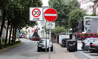 Mauerstraße: Einfahrt für Autos verboten, aber Tempo 30. - Wolfgang Rudolf Mauerstraße: Einfahrt für Autos verboten, aber Tempo 30. - Wolfgang Rudolf