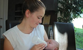 Seit Mai ist Anna-Marie Kühmes Sohn Nils auf der Welt. Die Chancen waren gering, dass sie trotz der Endometriose-Erkrankung und zahlreichen Operationen ein Kind bekommen kann. Sie nennt ihn deshalb "mein Wunder". Foto: - Leandra Finke Seit Mai ist Anna-Marie Kühmes Sohn Nils auf der Welt. Die Chancen waren gering, dass sie trotz der Endometriose-Erkrankung und zahlreichen Operationen ein Kind bekommen kann. Sie nennt ihn deshalb "mein Wunder". Foto: - Leandra Finke