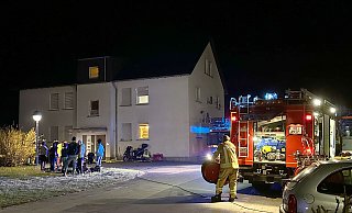 Die Feuerwehr ist am Abend mit rund 30 Einsatzkräften vor Ort. - © 2024 Ralph Meyer. Alle Inhalte urheberrechtlich geschützt. Die Feuerwehr ist am Abend mit rund 30 Einsatzkräften vor Ort. - © 2024 Ralph Meyer. Alle Inhalte urheberrechtlich geschützt.