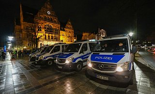 Während die Polizei bisher eher Begleiter der unangemeldeten Spaziergang-Demos war, griff die Sicherheitsbehörde am Montag durch. - Symbolfoto: Andreas Zobe Während die Polizei bisher eher Begleiter der unangemeldeten Spaziergang-Demos war, griff die Sicherheitsbehörde am Montag durch. - Symbolfoto: Andreas Zobe