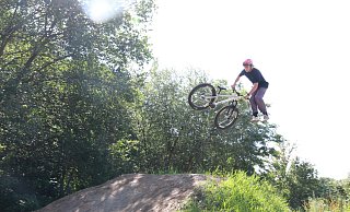 Tobey Miley in seinem Element. Hier macht er einen Tailwhip, also dreht sein Rad unter sich. - Anthea Moschner Tobey Miley in seinem Element. Hier macht er einen Tailwhip, also dreht sein Rad unter sich. - Anthea Moschner
