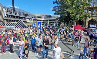 2.400 Teilnehmer zählt die Klima-Demo. - Michaela Heinze 2.400 Teilnehmer zählt die Klima-Demo. - Michaela Heinze