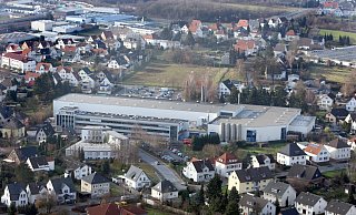 Auf dem Foto ist die Firma Heinze mit dem dahinter liegenden Sportplatz zu sehen. Auf der Hälfte der jetzt noch unbebauten Fläche baut die Tierärztliche Praxis für Kleintiere Herford neu. - Frank-Michael Kiel-Steinkamp (Archivbild) Auf dem Foto ist die Firma Heinze mit dem dahinter liegenden Sportplatz zu sehen. Auf der Hälfte der jetzt noch unbebauten Fläche baut die Tierärztliche Praxis für Kleintiere Herford neu. - Frank-Michael Kiel-Steinkamp (Archivbild)