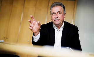 Claus Weselsky, Vorsitzender der Gewerkschaft Deutscher Lokomotivführer, spricht im Interview über die anstehenden Tarifverhandlungen. - dpa/Carsten Koall (Archiv) Claus Weselsky, Vorsitzender der Gewerkschaft Deutscher Lokomotivführer, spricht im Interview über die anstehenden Tarifverhandlungen. - dpa/Carsten Koall (Archiv)