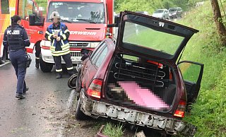 Ein Mercedes rutschte bei Höxter-Albaxen in den Graben. - Polizei Höxter Ein Mercedes rutschte bei Höxter-Albaxen in den Graben. - Polizei Höxter