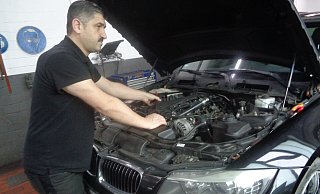 In der Werkstatt: Mustafa Üzüm. - Dirk Kröger In der Werkstatt: Mustafa Üzüm. - Dirk Kröger
