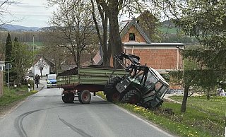 Gesperrte Straße: Die Bergung eines verunfallten landwirtschaftlichen Gespanns gestaltet sich schwierig. - Polizei Höxter Gesperrte Straße: Die Bergung eines verunfallten landwirtschaftlichen Gespanns gestaltet sich schwierig. - Polizei Höxter