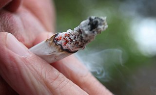 Joints dürfen seit Anfang April auch in Löhne in der Öffentlichkeit geraucht werden. Allerdings gibt es auch Verbotszonen. Während die LBA diese ausweiten will, sehen die Behörden dafür keinen Anlass. - Karl-Josef Hildenbrand/dpa Joints dürfen seit Anfang April auch in Löhne in der Öffentlichkeit geraucht werden. Allerdings gibt es auch Verbotszonen. Während die LBA diese ausweiten will, sehen die Behörden dafür keinen Anlass. - Karl-Josef Hildenbrand/dpa