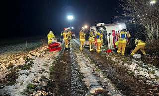 Bei einem Lkw-Unfall auf der A44 zwischen Warburg und Diemelstadt wurde der Fahrer schwer verletzt. - FFW Warburg Bei einem Lkw-Unfall auf der A44 zwischen Warburg und Diemelstadt wurde der Fahrer schwer verletzt. - FFW Warburg