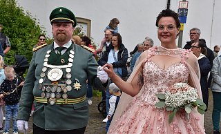 Die St.-Meinolfus-Schützenbruderschaft Fürstenberg wird vom Königspaar Michael Taube und Steffi Frisch angeführt. - Brigitta Wieskotten Die St.-Meinolfus-Schützenbruderschaft Fürstenberg wird vom Königspaar Michael Taube und Steffi Frisch angeführt. - Brigitta Wieskotten