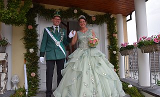 Das Königspaar Martin und Verena Temme regiert die Holtheimer Schützen. - Anja Ebner Das Königspaar Martin und Verena Temme regiert die Holtheimer Schützen. - Anja Ebner