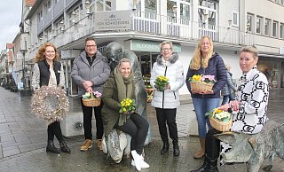Sie lassen Blumen sprechen: Jenny Doberenz vom Blooming In (v.l.), Veranstalter Bernd Bolte, Ricarda Bernert von der Klangmalerei, Hannelore Arndt von Augenoptik Niemeyer, Kristina Quest von der Staatsbad GmbH und Claudia Römer von der Boutiqe Prato. - Ulf Hanke Sie lassen Blumen sprechen: Jenny Doberenz vom Blooming In (v.l.), Veranstalter Bernd Bolte, Ricarda Bernert von der Klangmalerei, Hannelore Arndt von Augenoptik Niemeyer, Kristina Quest von der Staatsbad GmbH und Claudia Römer von der Boutiqe Prato. - Ulf Hanke