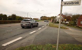 Die Volmerdingsener Straße soll voraussichtlich ab dem 13. November ab der Einmündung des Wietelbrinks auf gut 600 Metern Länge voll gesperrt werden. - Jörg Stuke Die Volmerdingsener Straße soll voraussichtlich ab dem 13. November ab der Einmündung des Wietelbrinks auf gut 600 Metern Länge voll gesperrt werden. - Jörg Stuke