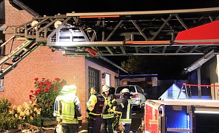 Ein Pkw-Brand in der Brakeler Ortschaft Riesel griff in der Nacht zu Montag auf ein Wohnhaus über. - David Schellenberg Ein Pkw-Brand in der Brakeler Ortschaft Riesel griff in der Nacht zu Montag auf ein Wohnhaus über. - David Schellenberg