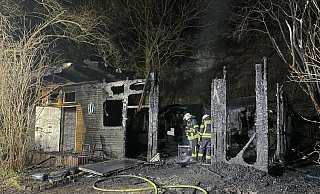 Als die Freiwillige Feuerwehr Borchen am Einsatzort ankam, stand die Hütte bereits komplett in Flammen. - Freiwillige Feuerwehr Borchen Als die Freiwillige Feuerwehr Borchen am Einsatzort ankam, stand die Hütte bereits komplett in Flammen. - Freiwillige Feuerwehr Borchen